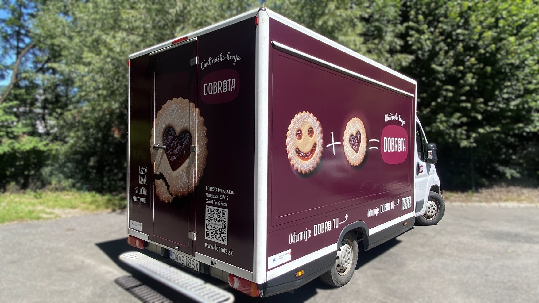 Reklamný polep dodávky Dobreta s motívom koláčikov a sladkostí