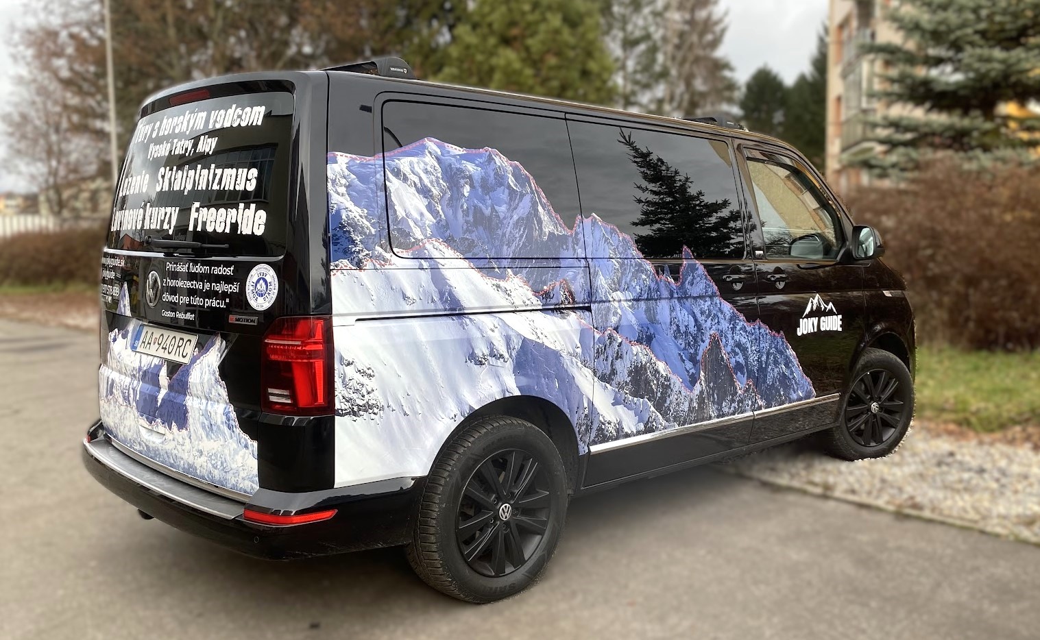 Reklamný polep dodávky Jony Guide s motívom hôr a freeride lyžovania